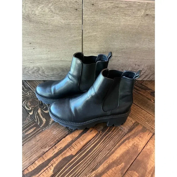 Urban Outfitters Black Leather Chelsea Booties Women’s 7 Neutral Fall Winter - Picture 3 of 10